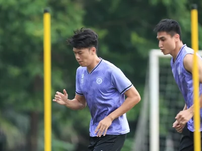 Báo động đỏ hàng thủ! CLB Hà Nội mất ‘lá chắn’ Nguyễn Thành Chung trước trận cầu sống còn