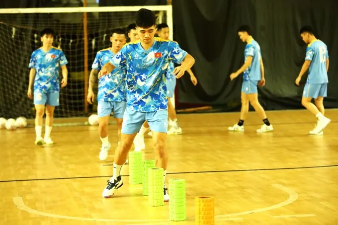 ĐT futsal Việt Nam khởi động trước khi bước vào tập luyện 