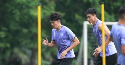 Báo động đỏ hàng thủ! CLB Hà Nội mất 'lá chắn' Nguyễn Thành Chung trước trận cầu sống còn 1