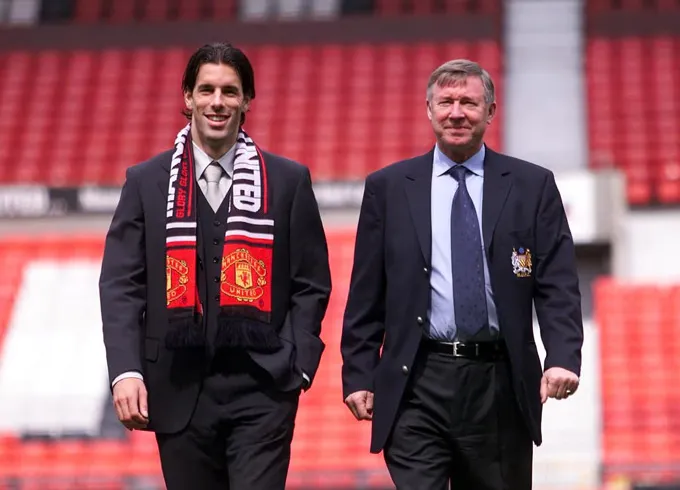 Van Nistelrooy trong ngày ra mắt MU cùng Sir Alex