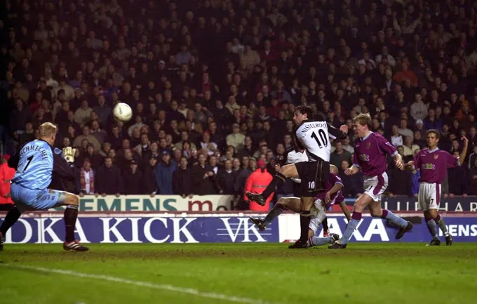 Pha dứt điểm tuyệt đẹp của Van Nistelrooy trước Villa