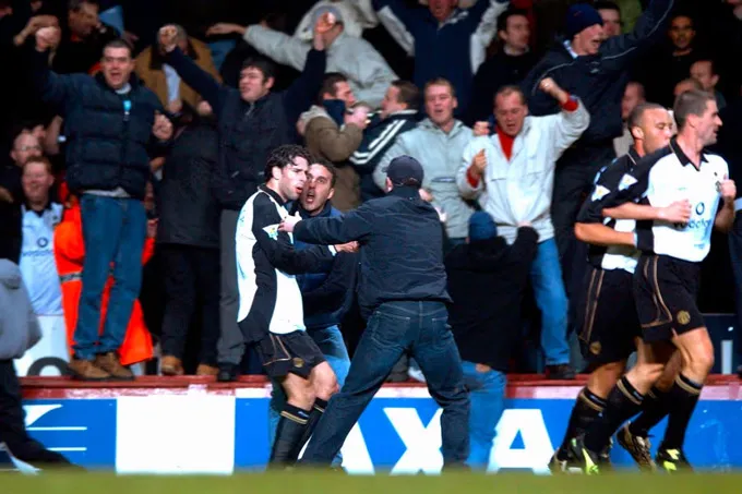 Các fan MU tràn xuống sân ăn mừng sau bàn thắng của Van Nistelrooy