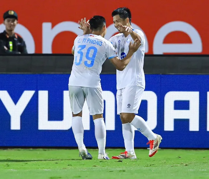 Văn Vĩ và đồng đội ăn mừng bàn mở tỷ số. Ảnh: Đức Cường