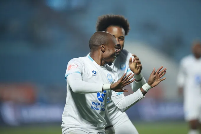 Mở tỉ số khá sớm nhưng Percy Tau và Xuân Son đã có hiệp 2 chơi khá tệ, đặc biệt là khâu dứt điểm. Ảnh - Đức Cường