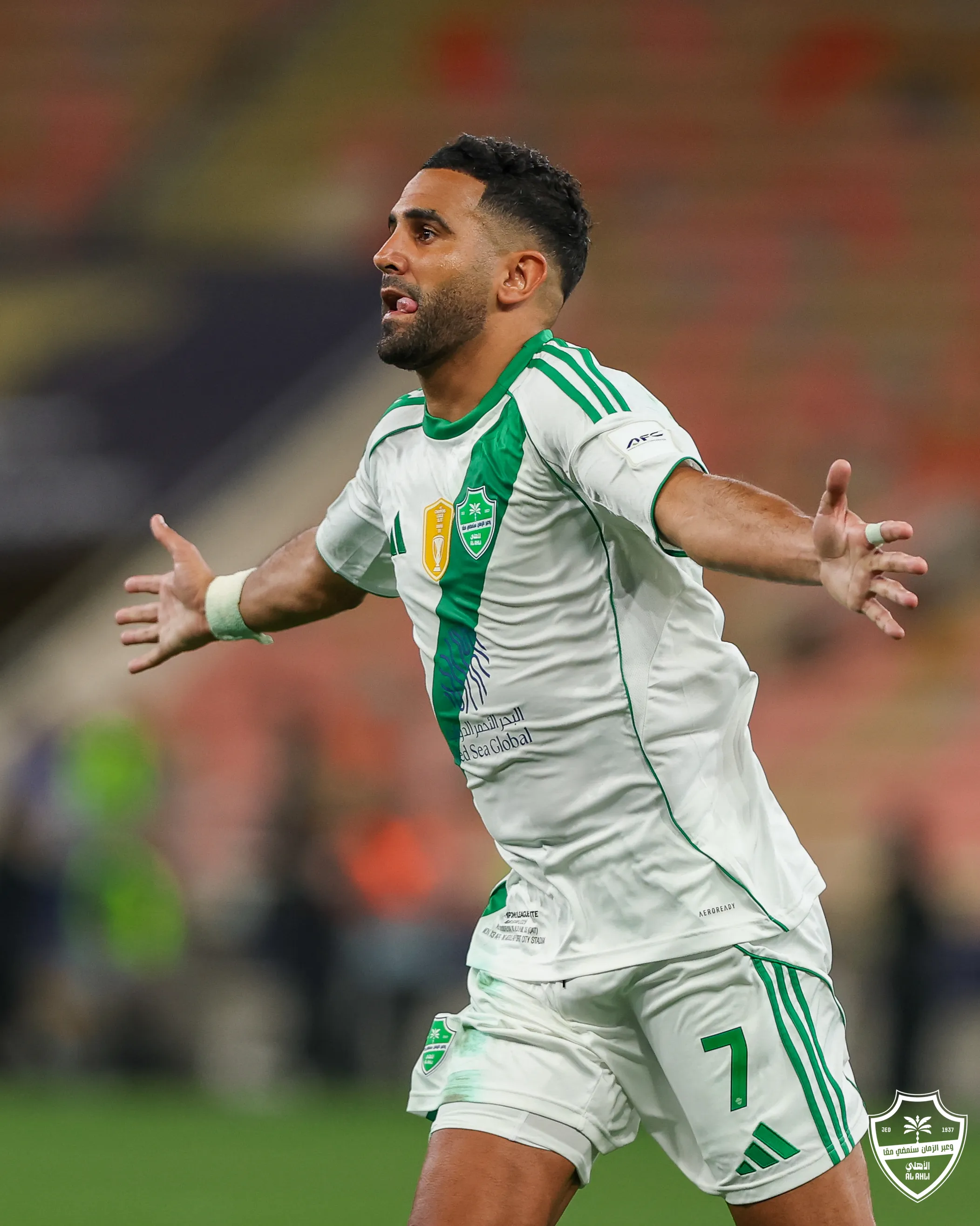 Niềm vui của Mahrez sau khi ghi bàn cho Al Ahli - Ảnh: @ALAHLI_FCEN