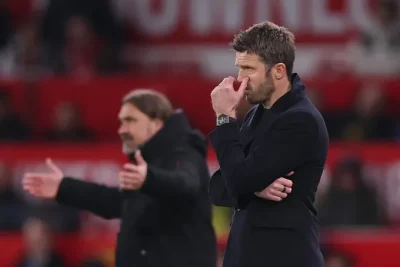 MU khủng hoảng trung vệ trước Chelsea: Carrick chỉ còn đúng 1 lựa chọn! 1